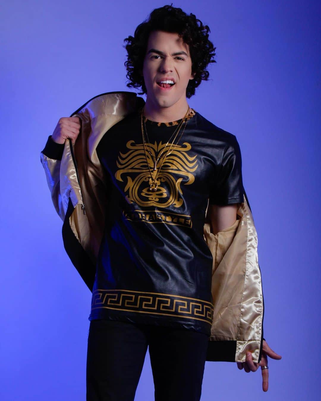サム・アウヴェスのインスタグラム：「😜 #MyFace #WhatAmIPointingAt #gold #style  @raphaeltonellioficial A camisa que você me deu! 😍」