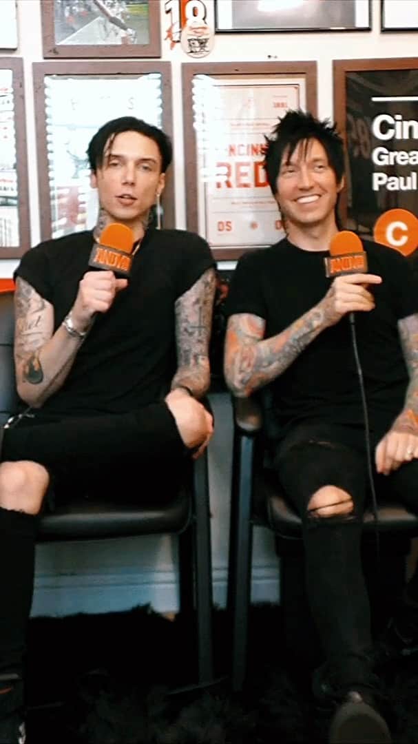 アンディー・ビアーザックのインスタグラム：「In this previously unreleased episode of @theandyshowtv Jake and I try to name every song on every full length BVB record in order....turns out we aren’t that good at this 😂 We recorded this one in February and thought we’d finally get our shit together and share it with you guys! Hope you enjoy it! If you want to subscribe to the full length weekly podcast head to www.theandyshow.tv 🆎🖤」