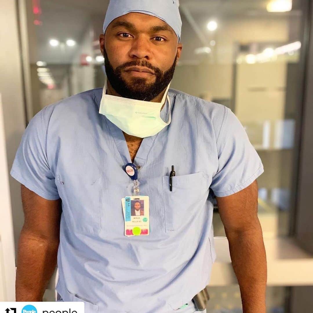 カテリーナ・スコーソンのインスタグラム：「#Repost @people with @get_repost ・・・ Far from the football fields he used to compete on, former NFL player Myron Rolle is now in a much different fight. 🙏 The third-year neurosurgery resident has been working to save the many patients he’s seen with coronavirus: "I still wake up in the morning and think of the operating room like a game, like it’s showtime, let’s perform. I gotta do what I gotta do because people are counting on us right now." ❤️ Tap the bio link for more on his inspiring story. | 📷: @myronlrolle, Scott Cunningham/Getty」