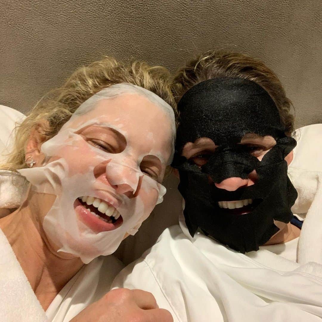 アンドリア・バーバーさんのインスタグラム写真 - (アンドリア・バーバーInstagram)「Happy Birthday to this ageless beauty! 44 has never looked so great! 😜 I love you SO much @candacecbure and can’t wait until the day we can finally hang out again and do ALL the facial masks! 😘🎊🎂」4月7日 3時23分 - andreabarber