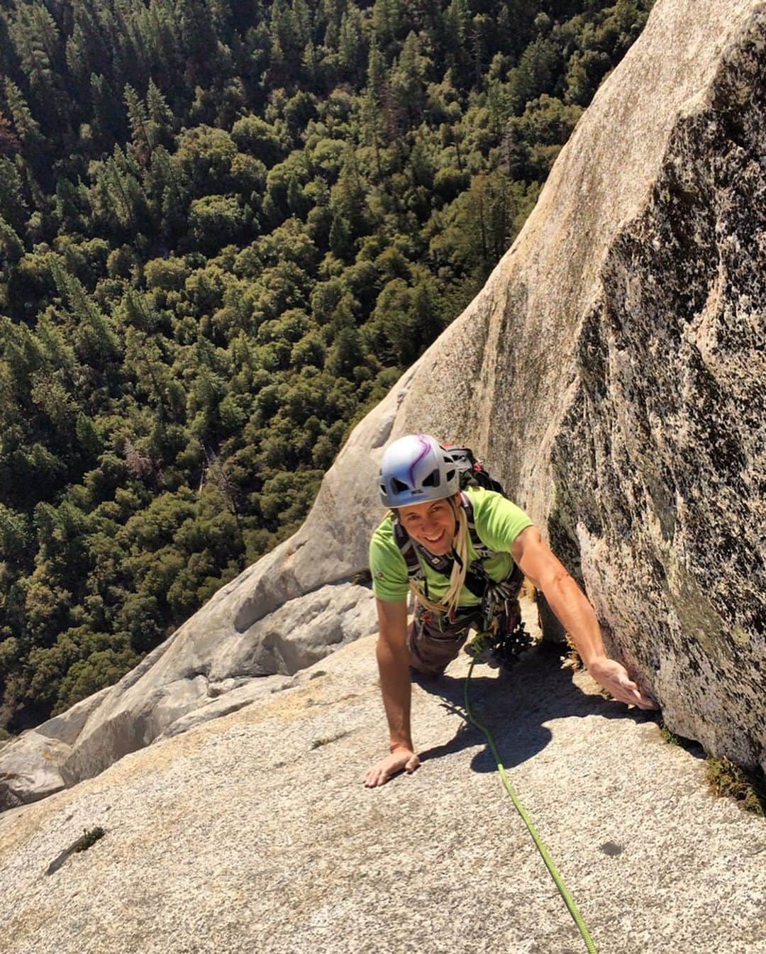 エミリー・ハリントンさんのインスタグラム写真 - (エミリー・ハリントンInstagram)「#RequiredRewind Yosemite, CA 2014 The very first time I ventured up El Cap was in January during one of the driest winters in California. I was living with my dear friend @bethrodden and her husband @randypuro in Berkeley when Beth (6 months pregnant then) suggested Randy and I climb the Freeblast together because neither of us had. I didn’t know what the Freeblast was, or that it was even on El Cap. But I trusted that Beth had our best interests at heart 😆- 2 trad gumbies who had never climbed anything like that before 🧐. I was entirely new to granite while Randy was a total granite wizard (repeating/putting up some of the hardest boulder problems in the Valley) but he never ventured that high off ground. It’s safe to say we were both incredibly green.  We got an early start and slowly inched our way up the slick, insecure climbing. I was terrified but Randy instilled confidence in me with his quietly calm but encouraging demeanor. I fell on the first slab pitch and he whipped on the 11b roof traverse - both of us a bit stunned and confused by how foreign and difficult it all felt.  We reached Mammoth Terraces just before dark and cautiously made our way down Heart Ledges in the darkness. We arrived on the ground completely exhausted but stoked. It felt like a full value day. I remember waking up the next morning more sore than I’d been from any day of climbing prior.  It’s funny to think that I managed to pull off a free ascent of El Cap the following year and last year I climbed the Freeblast in under 2 hours with @alexhonnold. I’m pretty proud of that progression, but on the other side seeing this first photo and thinking of this past November - where I wound up laying in a crumpled bloody heap in almost the very same spot after a costly mistake makes me realize that El Cap can feel just as slick, insecure, and intimidating as it was that very first time. I was lucky this time, and I learned something, but I wonder what it will be like when I finally get to revisit that spot. I hope it’s soon. But if not, there’s plenty of mental preparation to do before that moment comes.  #neverstopexploring @thenorthface  @petzl_official  @lasportivana」4月7日 3時26分 - emilyaharrington