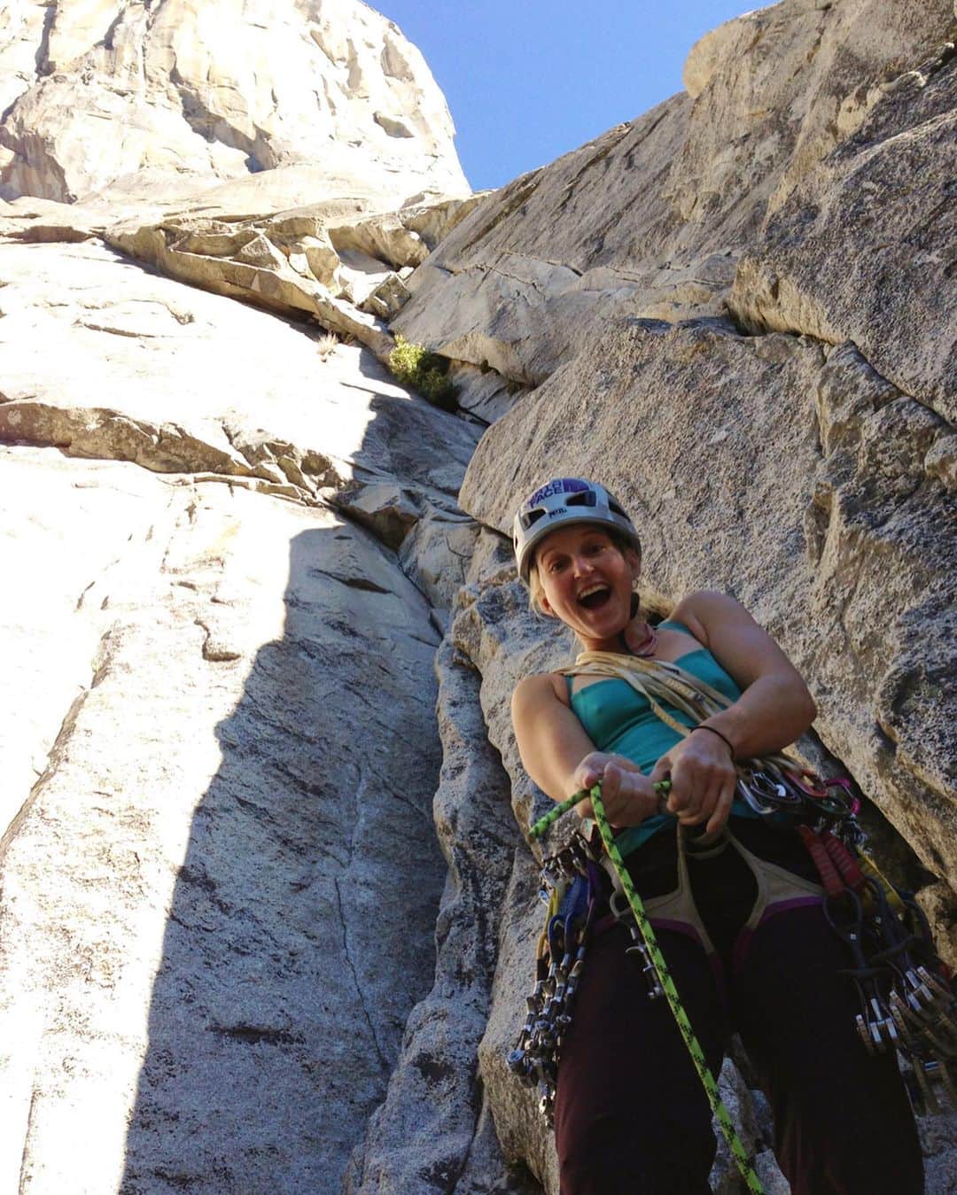 エミリー・ハリントンのインスタグラム：「#RequiredRewind Yosemite, CA 2014 The very first time I ventured up El Cap was in January during one of the driest winters in California. I was living with my dear friend @bethrodden and her husband @randypuro in Berkeley when Beth (6 months pregnant then) suggested Randy and I climb the Freeblast together because neither of us had. I didn’t know what the Freeblast was, or that it was even on El Cap. But I trusted that Beth had our best interests at heart 😆- 2 trad gumbies who had never climbed anything like that before 🧐. I was entirely new to granite while Randy was a total granite wizard (repeating/putting up some of the hardest boulder problems in the Valley) but he never ventured that high off ground. It’s safe to say we were both incredibly green.  We got an early start and slowly inched our way up the slick, insecure climbing. I was terrified but Randy instilled confidence in me with his quietly calm but encouraging demeanor. I fell on the first slab pitch and he whipped on the 11b roof traverse - both of us a bit stunned and confused by how foreign and difficult it all felt.  We reached Mammoth Terraces just before dark and cautiously made our way down Heart Ledges in the darkness. We arrived on the ground completely exhausted but stoked. It felt like a full value day. I remember waking up the next morning more sore than I’d been from any day of climbing prior.  It’s funny to think that I managed to pull off a free ascent of El Cap the following year and last year I climbed the Freeblast in under 2 hours with @alexhonnold. I’m pretty proud of that progression, but on the other side seeing this first photo and thinking of this past November - where I wound up laying in a crumpled bloody heap in almost the very same spot after a costly mistake makes me realize that El Cap can feel just as slick, insecure, and intimidating as it was that very first time. I was lucky this time, and I learned something, but I wonder what it will be like when I finally get to revisit that spot. I hope it’s soon. But if not, there’s plenty of mental preparation to do before that moment comes.  #neverstopexploring @thenorthface  @petzl_official  @lasportivana」