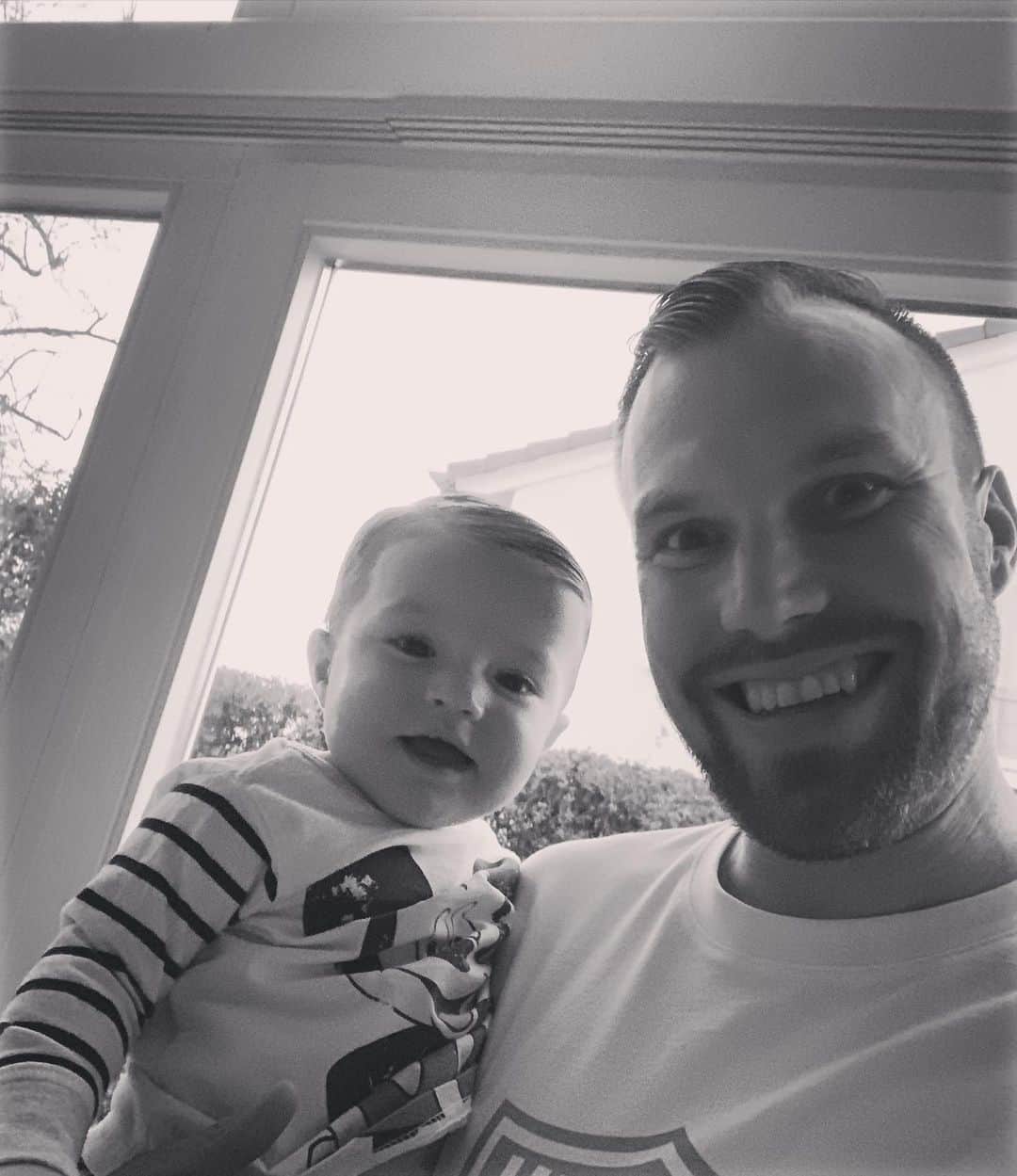 ケヴィン・グロスクロイツのインスタグラム：「Gute Nacht 🖤💛 - Gute Nacht 🇩🇪💪🏻💯 #bleibtgesund #vaterundsohn #isso」