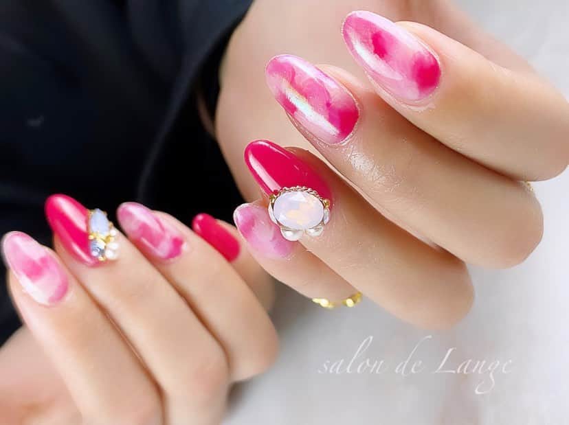salon de Langeのインスタグラム：「* 見てるだけで元気になっちゃう﻿ ピンクなネイル♡﻿ ﻿ ストーリーにも載せましたが﻿ shocking pinkは﻿ #ella 06番﻿ @ellabyshinygel﻿ ﻿ ﻿ ピンク好きさんにはツボる色。﻿ 以外と最初からあった06番のカラーの﻿ 可愛さに今頃気付く…🤭﻿ ﻿ ﻿ mi-mi♡﻿ _______________________ ﻿ ﻿ ✽.。salon de Lange * .✽﻿ （ ｻﾛﾝﾄﾞﾗﾝｼﾞｪ ）﻿ ﻿ ﻿ ⇩ｽﾀｯﾌ ｲﾝｽﾀｸﾞﾗﾑ⇩﻿ @lange_staff ﻿ ﻿ ﻿ ◼︎ご予約は﻿ ①📲090-7044-7721﻿ ②salondelange2019@gmail.com﻿ （staff ｲﾝｽﾀのﾄｯﾌﾟﾍﾟｰｼﾞから📩）﻿ ③ﾈｲﾙﾌﾞｯｸ ｱﾌﾟﾘから💅﻿ ﻿ ﻿ 名古屋市中村区名駅3丁目23-6 ﻿ 第二千福ビル3階 🚃名古屋駅から徒歩7分﻿ ﻿ ﻿ ﻿  #minakoyama ﻿ #salondelange ﻿ #サロンドランジェ﻿ #みーみ﻿ #児山未奈﻿ #ellabyshinygel ﻿ #ellastagram0314 ﻿ #ワンカラーネイル﻿ #nails﻿ #nailstagram ﻿ #名古屋ネイルサロン ﻿ #名駅ネイルサロン ﻿ #オフィスネイル﻿ #ジェルネイル﻿ #naildesign﻿ ﻿ ﻿」