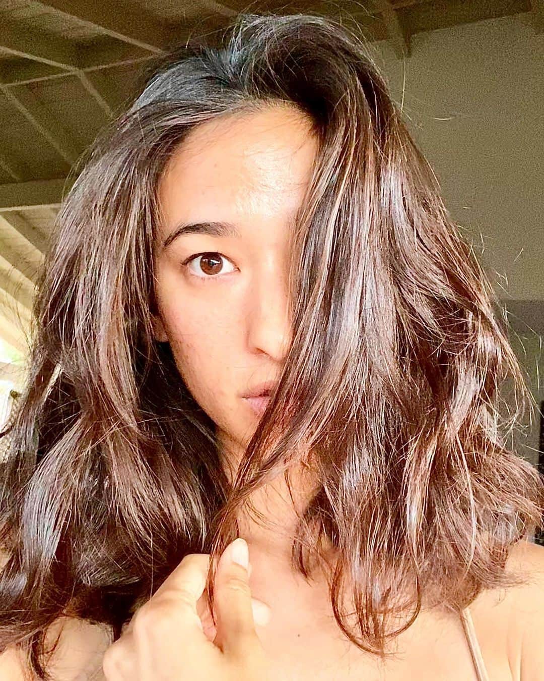 メロディー洋子のインスタグラム：「It’s Monday and my hair is having a major moment! 🦁 What are you grateful for today? 💗🙏💗 今日感謝してる事は何ですか？✨」