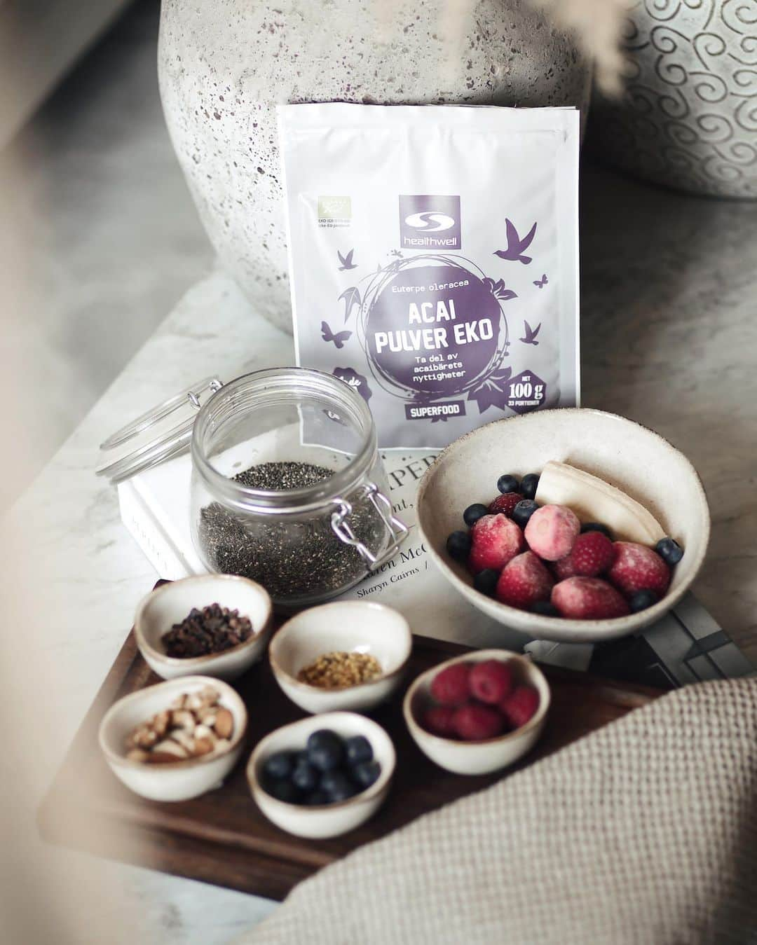 Anna Nyströmさんのインスタグラム写真 - (Anna NyströmInstagram)「Half chia bowl, half berry bowl 💗 Made this with my products from @svenskhalsokost today and it turned out so delicious! 😍 I made an overnight chia pudding with some oat milk and natural vanilla powder, then made a 50/50 bowl with a mixed berry & açaí smoothie. Super easy, healthy & nutritious! Here is the recipe:⁣ ⁣ Ingredients:⁣ ⁣ The chia half:⁣ • Overnight chia pudding (1,5 tbsp chia seeds with oat milk and a pinch of organic vanilla, let rest in fridge overnight)⁣ The smoothie half:⁣ • 1/2 banana⁣ • 1 tsp açaí powder ⁣ • Frozen strawberries ⁣ • Blueberries ⁣ • Raspberries ⁣ • 1/2 cup oat milk (or almond milk)⁣ • 1 tsp honey 🍯 ⁣ ⁣ Topping: Almonds, cashews, walnuts, hemp seeds, cacao nibs & some extra blueberries & raspberries ⁣ ⁣ 1. Take the overnight chia pudding out of the fridge and put it in a bowl (only half of the bowl)⁣ 2. Mix all the smoothie ingredients and then fill up the rest of the bowl! ⁣ 3. Top it with your favorite seeds, nuts & berries. Enjoy! 💗⁣」4月7日 5時31分 - annanystrom