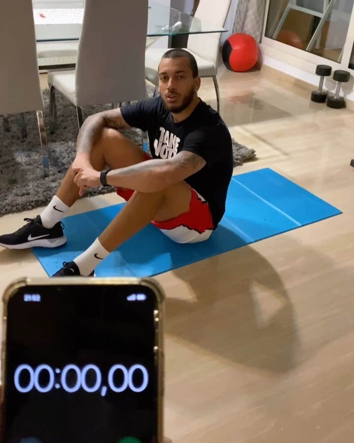 ルベン・ヴェソのインスタグラム：「#NikeLivingRoomCup - semana 1  132 abs em 45segundos . Nada mal para uma segunda 😬✌🏽 Obrigado @cristiano @bruma_7 pelo desafio 👍🏽 Desafio: @borjitamayoral @ivancavaleiro @enisbardhi10 @ruidabo12 @tavirajoao23 😄✌🏽」