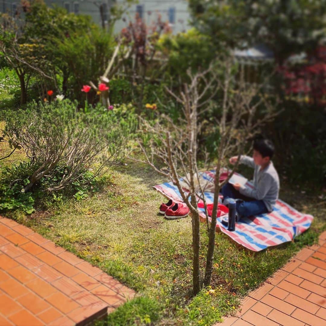 板谷由夏 さんのインスタグラム写真 - (板谷由夏 Instagram)「子どもたちは自分たちでなんとかして楽しみを見つける。すごいな。 親は何ができるかな。 ゆっくりたっぷり時間はある。 ポジティブに元気に過ごしていこう。 経験を蓄えよう。」4月7日 16時34分 - yukaitaya