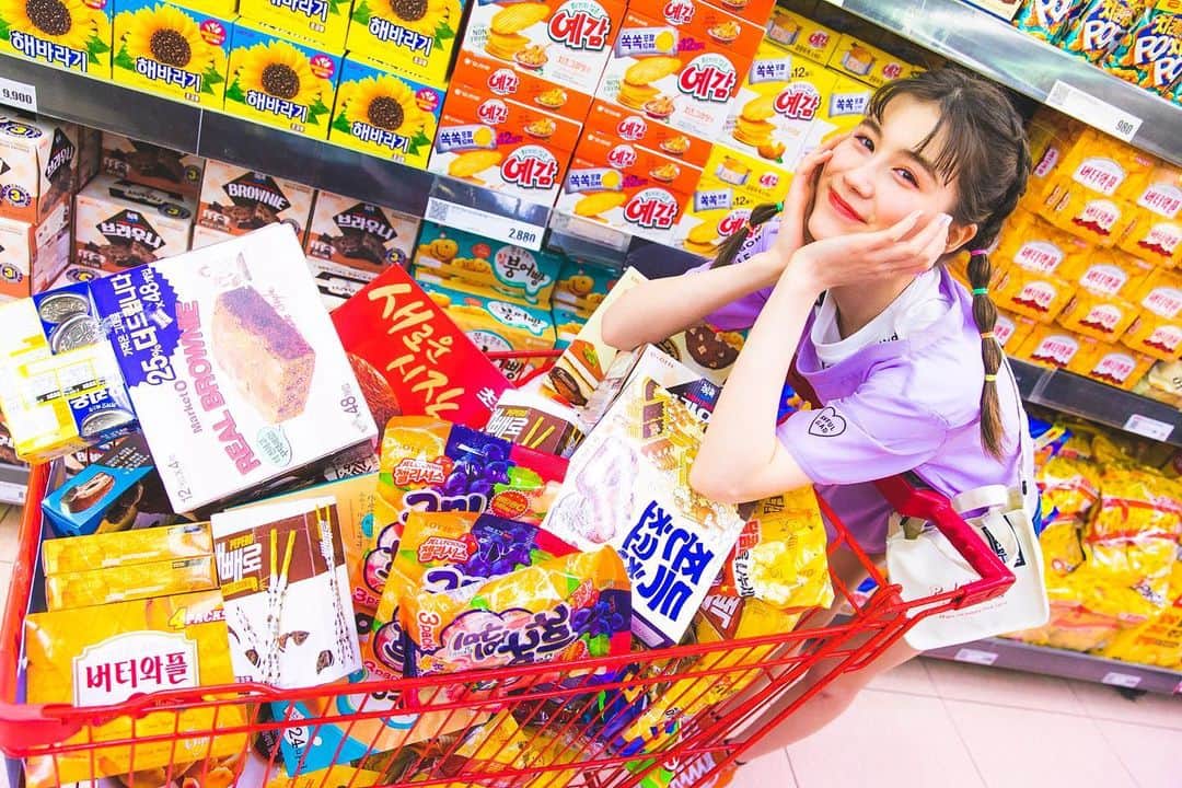 PINK-latteさんのインスタグラム写真 - (PINK-latteInstagram)「【💜🇰🇷リリラテｉｎ韓国🇰🇷💜】 _ スワイプしてね🔜💓 _ 韓国シリーズもあと少し‥ みんなついてきてね😫！！ _ こちらは韓国行った時お土産買いに 来たことある人もいるかな？🥺 _ ソウルのロッテマート🛍🎈 おっきいスーパーみたいな感じで お菓子もラーメンも種類たくさあーん🥰！ _ _ #pinklatte #ピンクラテ #リリラテ　#lilylatte #藤本林花美愛  #リリラテ旅　#韓国　#韓国旅行 #ソウル　#ロッテマート」4月7日 16時35分 - _pink_latte