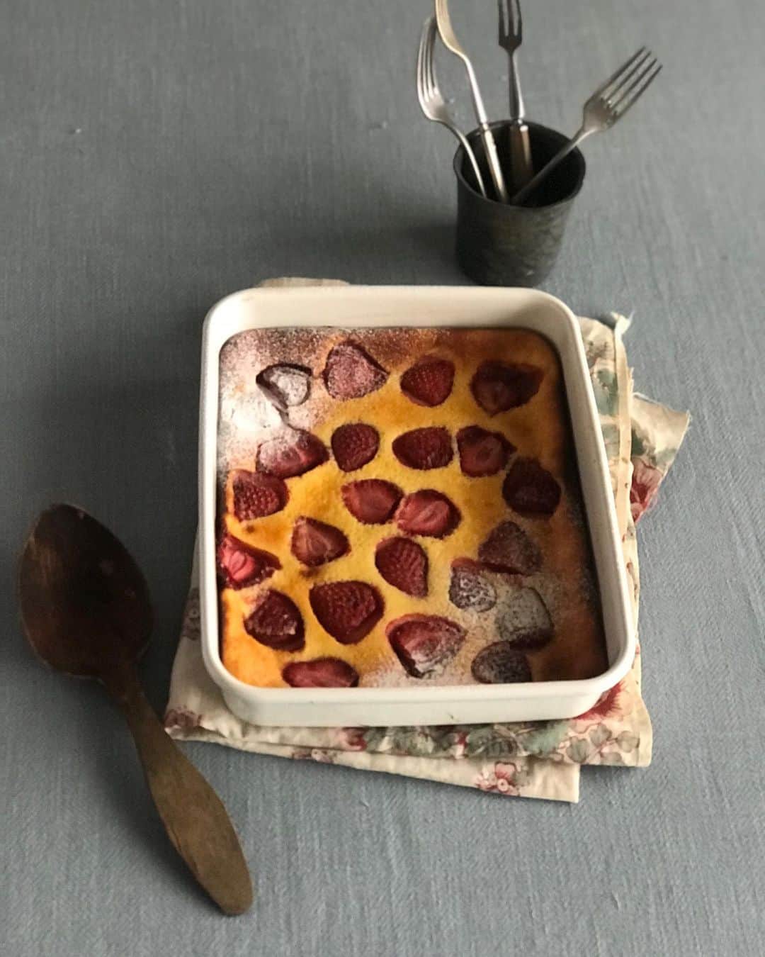 福田淳子さんのインスタグラム写真 - (福田淳子Instagram)「kodomoe4月号発売中です。今回のこどもおやつは「いちごのクラフティ」を紹介しています。 クラフティはアパレイユにフルーツを入れて焼いたフランスの素朴な伝統菓子。生クリームを使うことが多いですが、今回はおうちで手軽に作れるようにヨーグルトを使いました。材料を混ぜて、流し入れて焼くだけの簡単レシピ。 できたての、ふわふわもおいしいですが、冷ましたものを冷蔵庫で冷やして食べるのも好きです。いちごの酸味がアクセント。ぜひ作ってみてくださいね。  4月号の特集はお弁当。ピンクにお弁当の表紙かわいいです。付録は絵本2冊とノラネコ折り紙。  #kodomoe #食べたいときにすぐに作れるこどもおやつ  #こどもおやつ #いちごクラフティ #クラフティ #clafoutis」4月7日 16時38分 - junjunfukuda