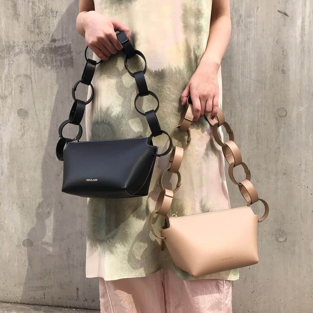 のインスタグラム：「【FRENZLAUER】 FRENZLAUER【フランツロアー】 イタリアのレザーアクセサリーブランド。 生産は全てイタリア、ハンドクラフトで作られている。ジオメトリックな要素、建築的、街の構造など、ベルリンのPRENZLAUER BERGという街からインスパイアされたデザインは、フェミニンな要素より、しっかりと計算されたラインで構築され、上品なデザインに仕上がっている。  bag ¥63,000+tax No.20092410010810  お問い合わせ先 JOURNAL STANDARD 表参道 LADIES TEL : 03-6418-7958  #journalstandard #js #omotesand #ladies #baycrews #2020ss  #frenzlauer  #tokyo  @journalstandard.jp」