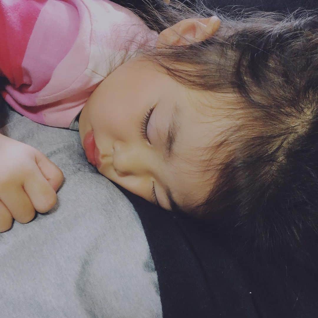 SHINOBUのインスタグラム：「こんな大変な時期になってるけど 子供の寝顔は 癒される😍 この愛おしい我が子を守るには 家を出ない事 頑張るぞ💪💪💪 #コロナに負けない」