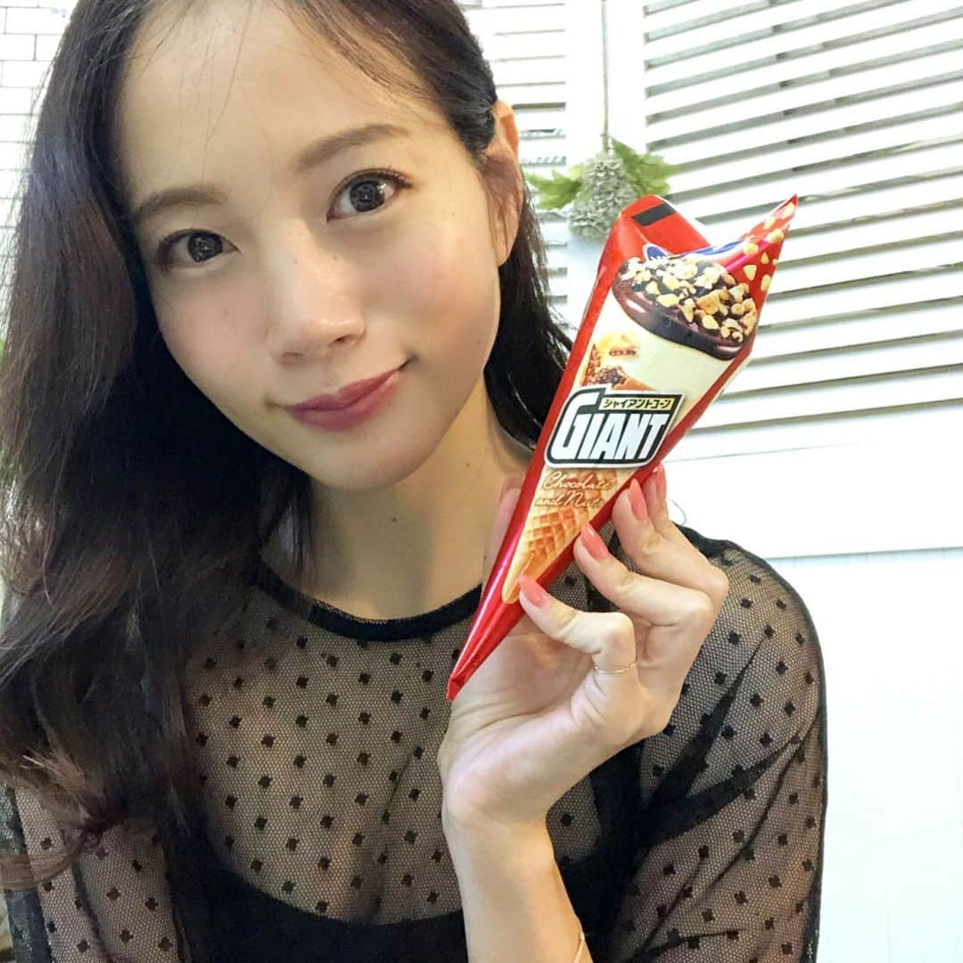 古田ちさこさんのインスタグラム写真 - (古田ちさこInstagram)「#Glico_PR﻿ ﻿ 今年、ジャイアントコーンはコーンの下のしっぽの部分までチョコが詰まった"しあわせのチョコだまり"ができたんだって🤎﻿ ﻿ それを知って早速食べてみたら、最初から最後のひとくちまで美味しいしあわせを感じられました🥺✨これは嬉しいリニューアル❕﻿ ﻿ 最後までしあわせが詰まっているかを皆さんにジャッジしてもらうTwitter投稿キャンペーンも始まっています★﻿ ﻿ 内容はこちら⤵️⤵️♡﻿ ﻿ ジャイアントコーンに最後までしあわせが詰まっているかをジャッジし、Twitterに投稿いただいた方の中から抽選で100名様にジャイアントコーン詰め合わせセットをプレゼント🎁﻿ ﻿ 4/30までの期間中に﻿ ﻿ ☑️ジャイアントコーン公式アカウント @glico_giant をフォロー﻿ ﻿ ☑️公式アカウントがつぶやくキャンペーン対象ツイートに回答﻿ ﻿ さらに自分で撮影したジャイアントコーンのジャッジ写真を添付してツイートすると当選確率が10倍にアップするそうです😽﻿ ﻿ こどもの頃、親から「好きなアイス買っていいよ」と言われたらお兄ちゃんとお揃いで選んでいたジャイアントコーン👫🤎﻿ ﻿ こないだゴルフの帰りに寄ったコンビニでも「ちさも好きなアイス選びなよ！」と言われ、そのことを思い出しながらジャイアントコーンを選んだよ☺️💭﻿ ﻿ きっとみんなの思い出にもジャイアントコーンはあるんじゃないかな🥰🤎﻿ ﻿ #ジャイアントコーン #ジャッジジャイアントコーンやってみた #最後までしあわせ詰まってる #しあわせのチョコだまり #アイス #アイス部 #アイス好き #アイス好きな人と繋がりたい #グリコ」4月7日 15時11分 - chisakofuruta