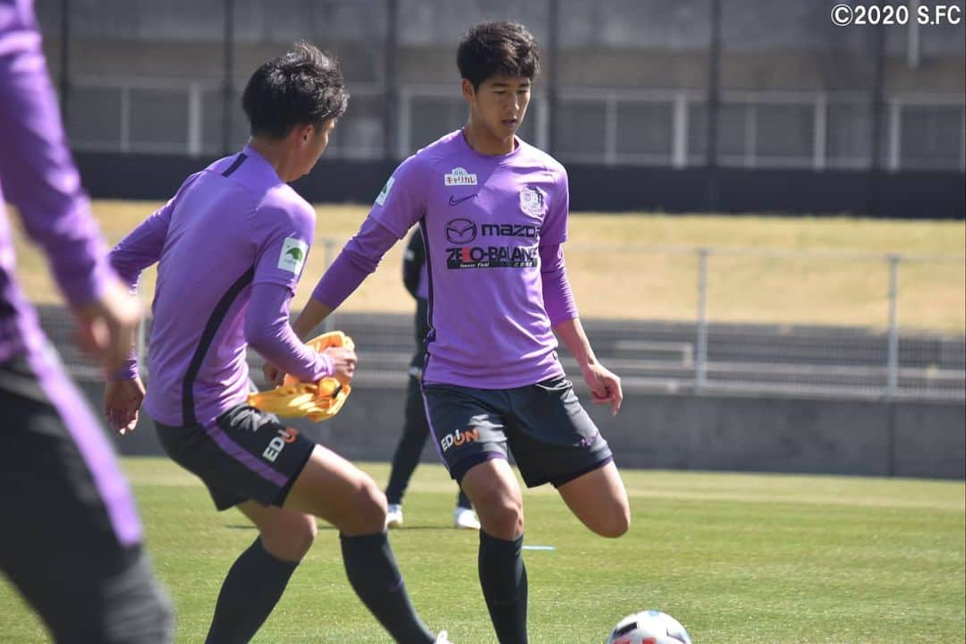 サンフレッチェ広島さんのインスタグラム写真 - (サンフレッチェ広島Instagram)「オフ明けの本日も元気にトレーニング‼️ 約1時間半しっかりと汗を流しました⚽💪✨ . #柏好文 選手 #清水航平 選手 #ドウグラス・ヴィエイラ 選手 #松本泰志 選手 #大迫敬介 選手 #土肥航大 選手 #エゼキエウ 選手 #廣永遼太郎 選手 #城福浩 監督 #sanfrecce  #サンフレッチェ #積攻  #広報カメラ」4月7日 15時36分 - sanfrecce.official