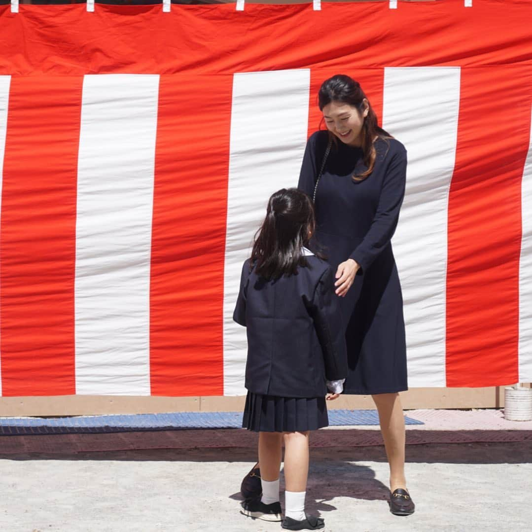 岩上陽子さんのインスタグラム写真 - (岩上陽子Instagram)「#青空入学式 * 縮小で短縮、歌なし。 だけどお外で開放的で、すがすがしかったよ。 * 写真撮る時以外はずっと😷😷😷ね* * * * #新一年生#新一年生準備#新一年ママ#一年生準備#小学校入学式#小学校#小学校準備#入学式ワンピース#入学式#入学式コーデ#入学式ママコーデ#入学式ママ#オケージョン#フォーマルコーデ#ig_kidsphoto#ig_oyabakabu#ママリ#6歳#子育て#親バカ部#育児奮闘中#子育てママ#ママライフ#子連れ#コヅレ#コズレ#子連れ#6歳児#ローファー#フラットシューズ」4月7日 15時56分 - yokoiwakami