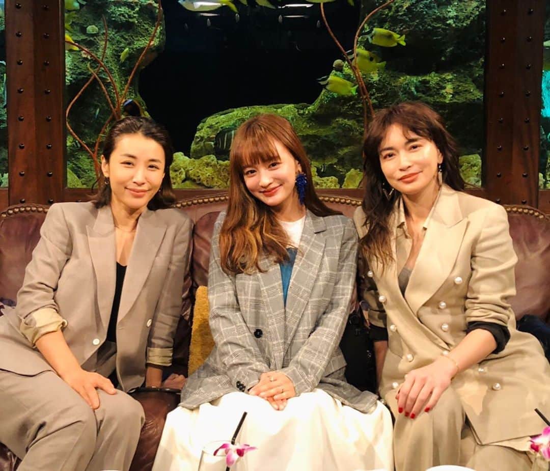 のインスタグラム：「🌜今夜放送🌛 今夜の#グータンヌーボ2 は、#長谷川京子 さん✖️#鈴木紗理奈 さん✖️#わたなべ麻衣 さんの御三方🙌✨ 京子さんと同い年の息子さんをもつ紗理奈さんの息子さんとの関係とは😌🤲 結婚したいと思っていなかったという麻衣さんが、#JOY さんと結婚した理由が素敵❤️✨ さらに、美容の話題のだったはずなのに、自慢大会が始まり…🙈 #美尻　#美乳　#美脚 ・ #グータンヌーボ2 #Season2 #長谷川京子 #田中みな実 #西野七瀬 #満島真之介」