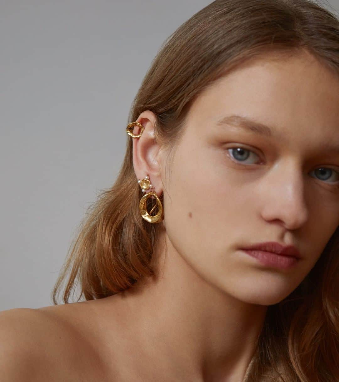 グーセンス パリのインスタグラム：「ECUME ring and earring, VENISE square earring in brass soaked in a 24 carats gold bath, adorned with natural rock crystal cabochons and freshwater pearls.」