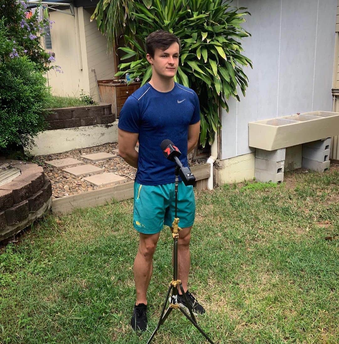 ジェイク・ドランのインスタグラム：「Still working, just from home 🤹🏻‍♂️ swipe for interview >>」
