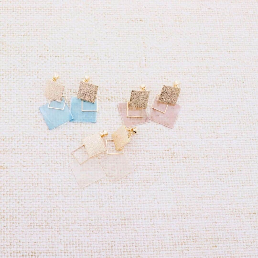 3COINSさんのインスタグラム写真 - (3COINSInstagram)「*⑅୨୧ NEW ACCESSORIES ୨୧⑅*⠀ ⠀ ⠀ ⠀  スクエアシェルイヤリング / ピアス⠀ ⠀ 各300円(税込330円)⠀ ⠀ ⠀ ⠀ シンプルなデザインが使いやすい⠀ イヤリングとピアスが入荷致しました🌟⠀ ⠀ ⠀ 店舗により在庫が異なりますので、お立ち寄りの店舗までお問い合わせください。⠀ ⠀ ⠀ #3COINS #スリーコインズ #スリコ #プチプラ #プチプラ部 #新商品 #新商品情 #イヤリング #イヤリング女子 #イヤリング派 #イヤリング好き #ピアス #ピアス女子 #ぴあす #ピアスタグラム #春 #春物 #2020ss #スプリング #スプリングコーデ #下がりピアス #下がりイヤリング #パステル #パステルカラー #淡い #可愛い #かわいい #KAWAII #くすみカラー」4月7日 16時00分 - 3coins_official