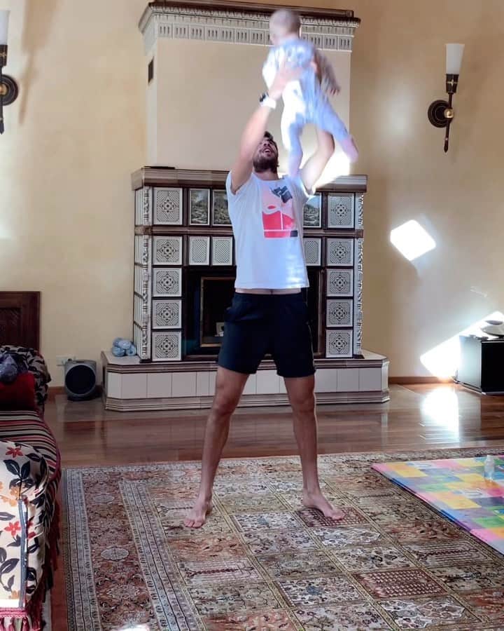 カレン・ハチャノフのインスタグラム：「My home quarantine routine with my son👶🏻 😤🏃🏽‍♂️🤣 ⠀ #TrainingFromHome #StaySafe #PlayInside ⠀ Мои тренировки на карантине выглядят так😤🏃🏽‍♂️🤣」
