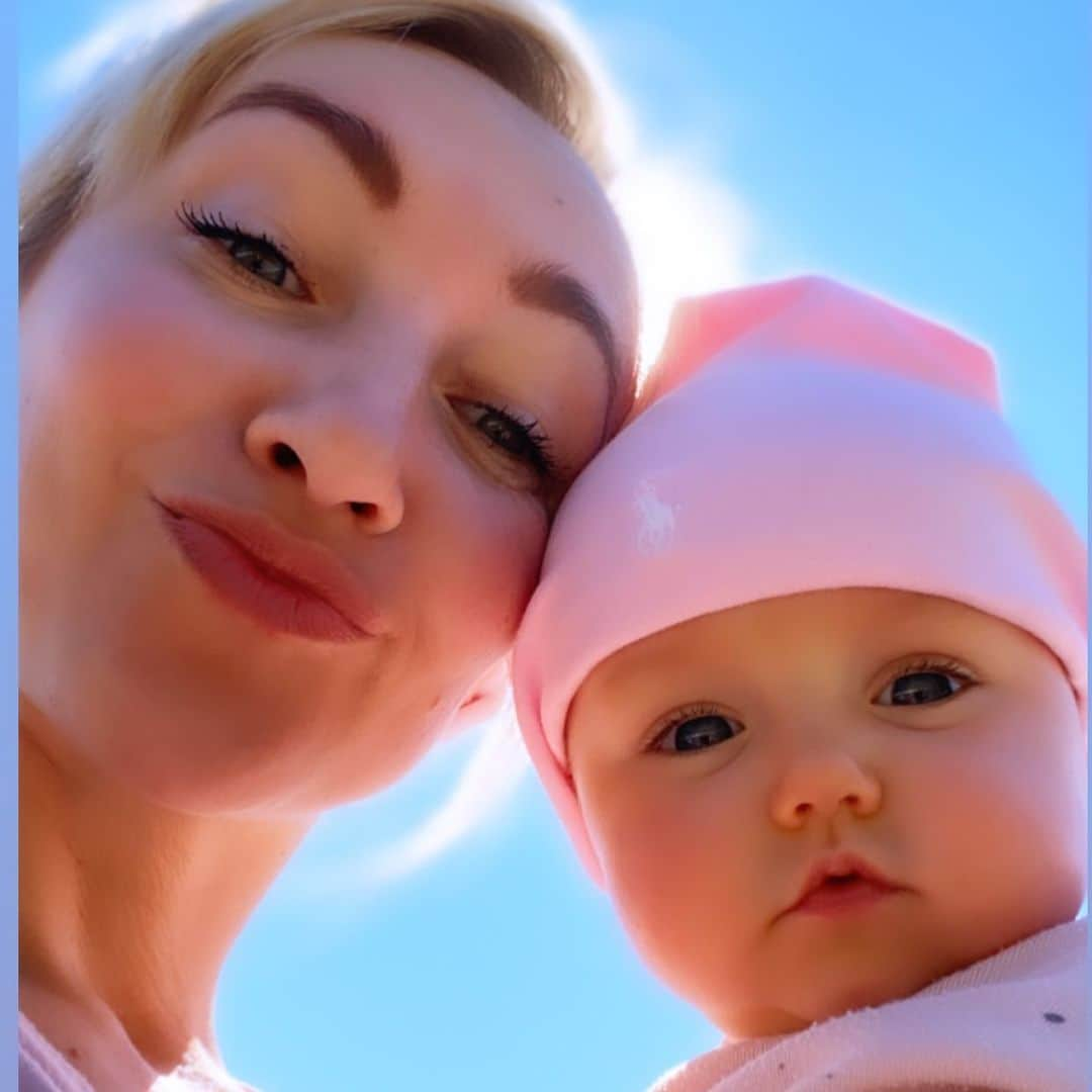 アリオナ・サフチェンコさんのインスタグラム写真 - (アリオナ・サフチェンコInstagram)「My Beautiful Girl is 7month today👧🏼 @amilia.and.co  I can’t believe how fast  time goes by 🤪  _#family #7monthsold #babygirl #love #sunday #amiliaandco」4月7日 16時03分 - aljonasavchenko