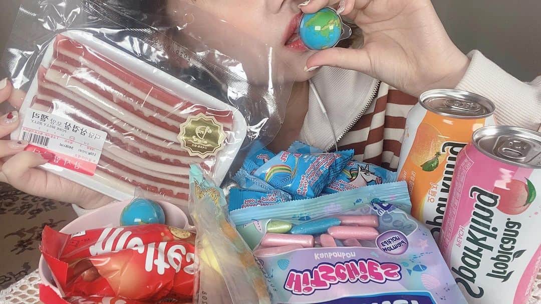 チョン・ユネ さんのインスタグラム写真 - (チョン・ユネ Instagram)「#asmr #eatingsounds #젤리먹방 #muckbang https://youtu.be/tPNp2M2dsGw 보러가자 🤤 썸네일에서 탈락한 녀석 ㅋㅋㅋㅋㅋㅋㅋ 한장 공개 !」4月7日 16時14分 - yoonhye.chung