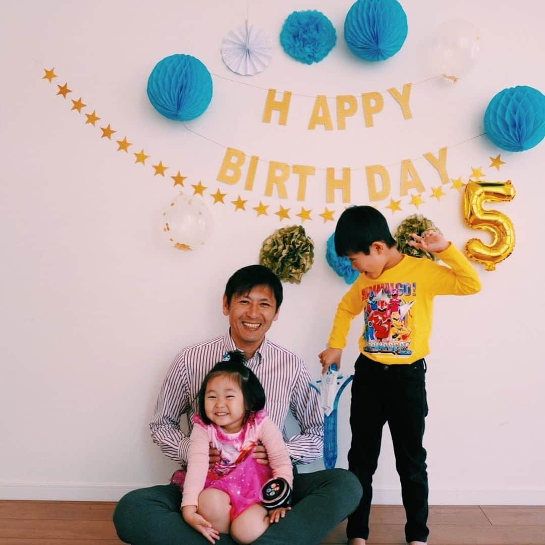 中田浩二のインスタグラム：「先日、息子が5歳、娘が3歳の誕生日を迎えました〜！ 元気に成長してくれている子供たちに感謝です！」