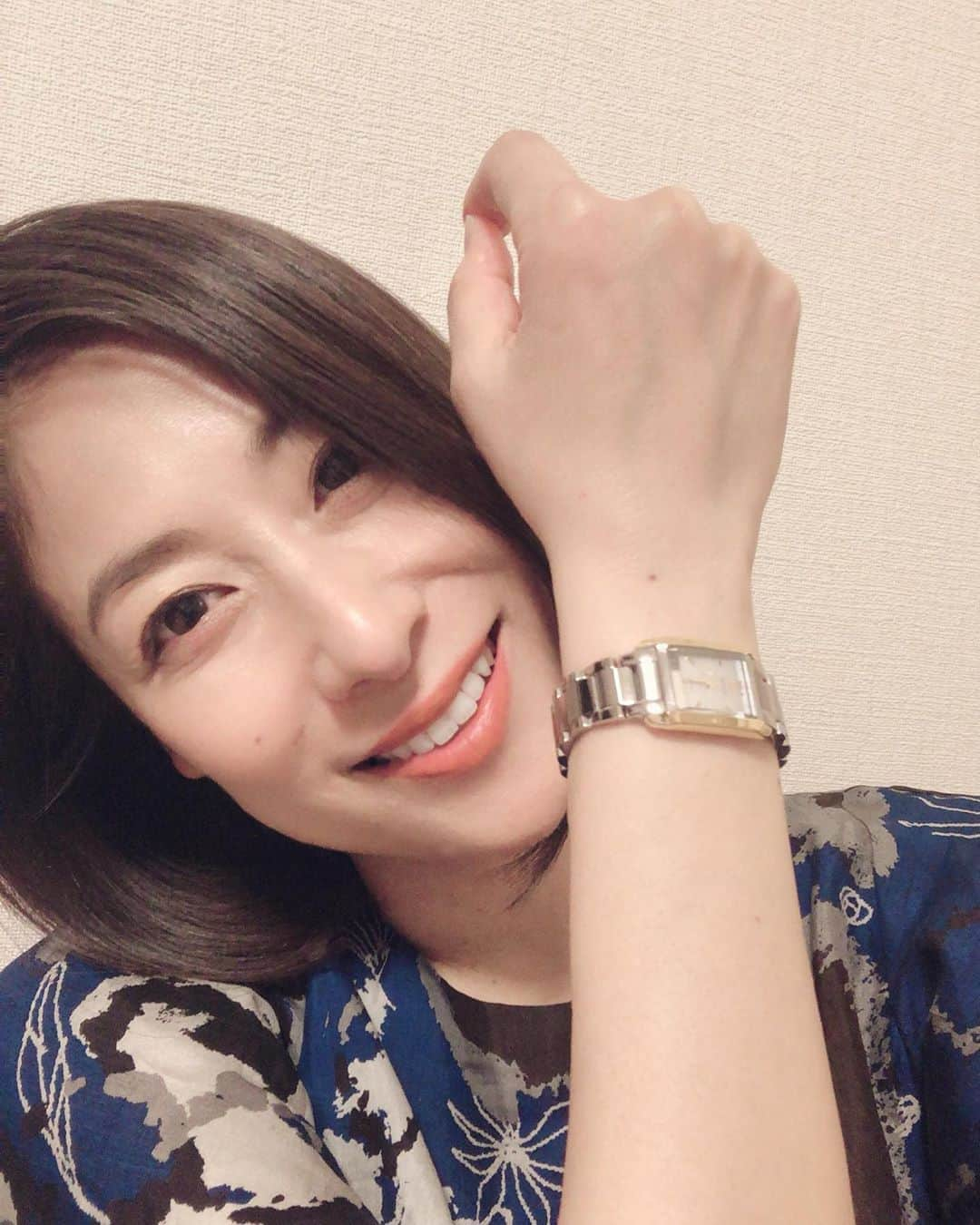 末吉里花さんのインスタグラム写真 - (末吉里花Instagram)「創業102年の老舗企業、シチズンのエシカルウォッチ愛用中！日々身につける時計がエシカルかどうか、気になるところ。シチズン エルはデザインや機能性はもちろん、社会や環境に配慮しています。（写真で時計がいまいち見づらくてすみません！） ①時計を作る原材料を化学物質まで公開 ②材料調達から製造、廃棄、リサイクルまで時計の一生涯で排出される二酸化炭素排出量の公開 ③コンゴ共和国などで採掘された紛争鉱物を使用しない「DRCコンフリクトフリー」 ④取扱説明書を紙からデジタル化へ ⑤リユースでき、素材もこだわったサステナブルなパッケージ（合皮からコルク素材へ） ［上記、雑誌オルタナ60号からの引用］  私が使っているのは、昨年秋に発売された「スクエアコレクション」。どんな洋服にも合い、外見や内面も美しいエシカルな時計を身につけていると気分もアガる💯今は外出しないので腕時計はなかなかしませんが、テーブルに置き、置時計代わりに☺️ 追記：シチズンの紙袋の一部は、フェアトレードの認証を持つバナナペーパー🍌です！エシカル協会の名刺もバナナペーパー🍌  My favorite ethical watch by citizen💛#ethical #ethicalwatch #sustainable #conflictfree #citizenwatch #citizenl #シチズン #シチズン腕時計 #シチズンエル #エシカル #サステナブル #コンフリクトフリー #スクエアコレクション #創業100年以上 #stayathome」4月7日 16時09分 - rikasueyoshi