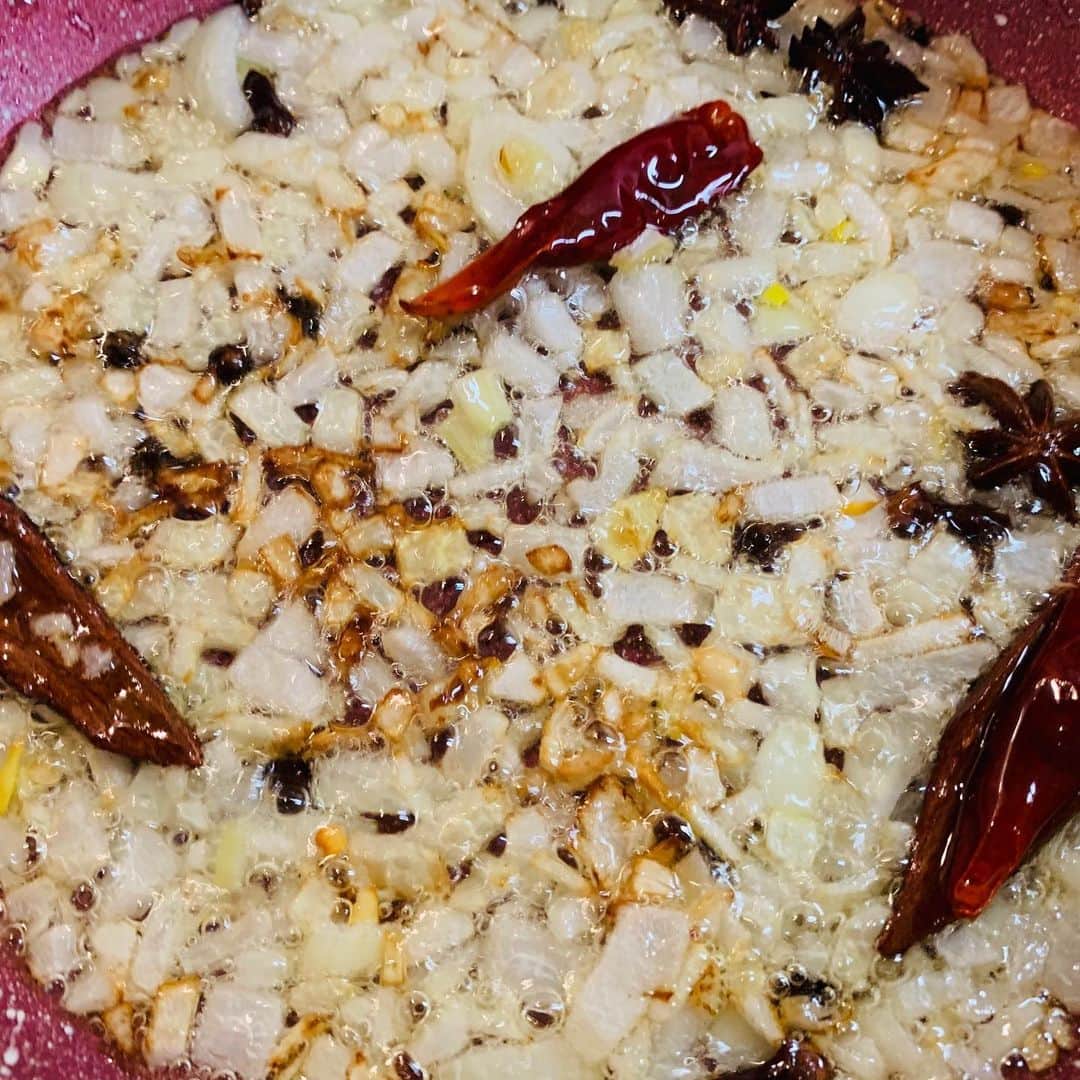 一条もんこさんのインスタグラム写真 - (一条もんこInstagram)「ポークビンダル。  いい豚バラ肉が手に入ったのでビンダルに。 一旦マリネした肉を焼き付けてから煮込んでいます。ビンダルについてはこれがより美味しい気がするのでこうしています。 はちみつが優しい甘さを与えてくれて、酸味と辛さを引き立てます。  最近はビンダル人気が高いので自粛が明けたらレッスンにも組み込もうと思います。 #カレー#curry#ポークビンダル#自作#南インドカレー#インド料理#インドカレー#創作カレー#創作料理#スパイスカレー#ポークカレー#豚肉#料理#楽しいカレー#一条もんこ」4月7日 16時16分 - monko1215