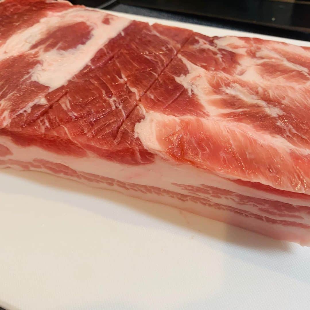 一条もんこさんのインスタグラム写真 - (一条もんこInstagram)「ポークビンダル。  いい豚バラ肉が手に入ったのでビンダルに。 一旦マリネした肉を焼き付けてから煮込んでいます。ビンダルについてはこれがより美味しい気がするのでこうしています。 はちみつが優しい甘さを与えてくれて、酸味と辛さを引き立てます。  最近はビンダル人気が高いので自粛が明けたらレッスンにも組み込もうと思います。 #カレー#curry#ポークビンダル#自作#南インドカレー#インド料理#インドカレー#創作カレー#創作料理#スパイスカレー#ポークカレー#豚肉#料理#楽しいカレー#一条もんこ」4月7日 16時16分 - monko1215