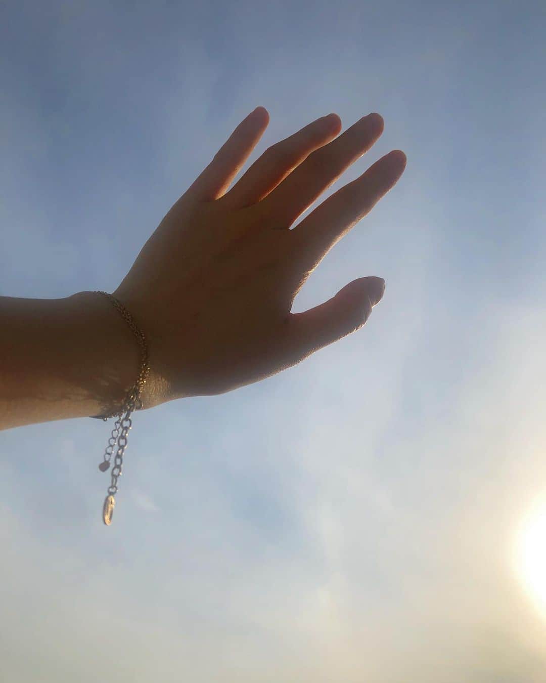 ericaさんのインスタグラム写真 - (ericaInstagram)「会えなくてもこの空の下。 見えない手を繋いでいるよ。」4月7日 16時31分 - ericakokuuta