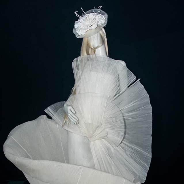 August Gettyのインスタグラム：「The birth of Venus meets Venus de Milo in a gravity bending take on organic origami. Hand pleated silk paper and organdy is supported by over a hundred years of Couture construction secrets.」