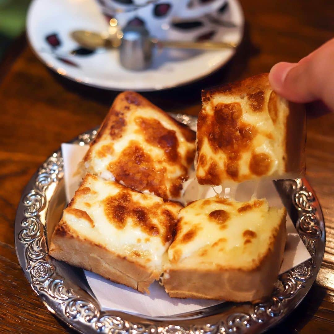 きょん。さんのインスタグラム写真 - (きょん。Instagram)「. .  モトマチ喫茶  プリンもいい、 すごくいい。  でも、 プリンに隠れた トーストメニューだって 負けないくらい すんごくいいいいいいの。  個人的には 写真のチーズトーストと ピーナツバター推し🤤  #モトマチ喫茶 #toast#cheese」4月7日 7時55分 - kyon_tokiiro