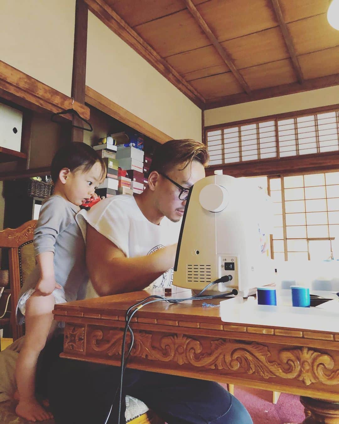 菅井悦子さんのインスタグラム写真 - (菅井悦子Instagram)「パパのミシン仕事を邪魔せずに、じっと見入る息子。（我が家の手芸担当はオットです🤗） そう、オットはオートクチュールを学んでいたのだ！ 私はミシンとか手芸とか、その手のモノは無縁ですが、彼の手仕事を見ていると、綺麗に仕上げるって時間がかかるのだと分かります。 料理もお洋服も、 『丁寧に、時間をかけられて』作られたものは美しいものが多かったりする。 ‐ カラダも健康もそう。 一朝一夕には作ることが出来ない。 日々の積み重ねであること。 明日から急に健康にならないし 明日から急におしりが上がるわけじゃない。 だからコツコツとやるしかないのですよね。  #おうちでもできること コツコツやりましょう！」4月7日 8時18分 - etsuko313