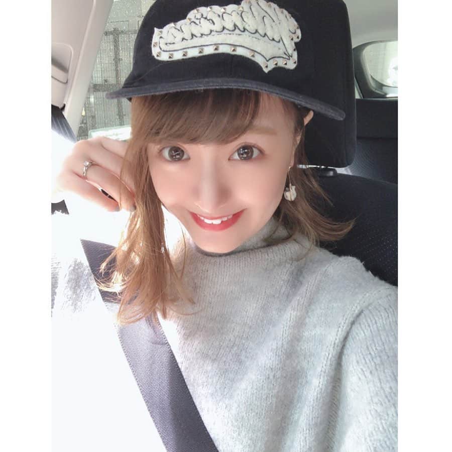 東なつ紀のインスタグラム：「. 自撮りの笑顔は珍しい🤳 先々週末から少しずつ自粛していたので移動はほとんど車です🚗 . 緊急事態宣言を明日するぞ宣言に、 緊急とは🙄?とはなるけれど . . 自分と自分の大切な人の命を守るために今はぐっと我慢して、、、 終わったらたくさん外に出て遊びたいね。原宿とか行きたいね。 . #自然光はより盛れる #お気に入りのピアス🐱 #🐱 #猫ピアス #valentino  #gu」