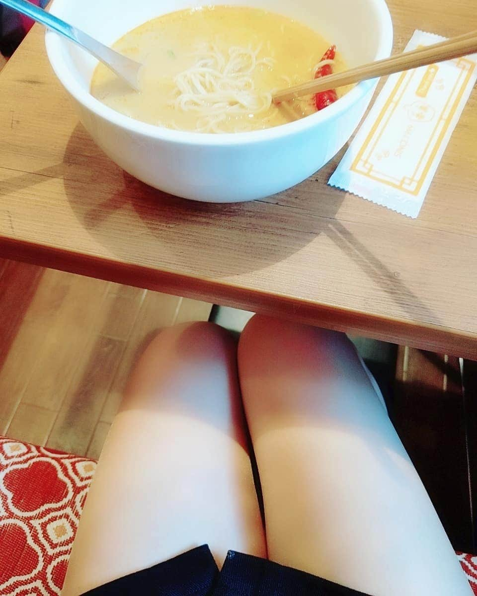 宮崎寿々佳さんのインスタグラム写真 - (宮崎寿々佳Instagram)「千葉テレビ【ドルアニシリーズ九藏喵窩】のコーナー【さぁめろすずかの二人旅】  4/5の放送で行ったところは…💓 下北沢エキウエにある極上担々麺香家さんです🍜 【姫担々麺】をいただきましたが、とっても美味しかった😭💓癖になるお味でした🤤✨また食べたい💓  食レポ、「おとなしい！もっと感情出さないと！」とムチをうたれながら😳頑張った回でした✨🤦✨ それにしても、下北沢のエキウエ、とてもオススメです！ 名前とおり、駅の上にあるショッピングセンターなんです😳🍴☕ お店もどこも良さそうで、香家さんのとなりのコーヒー屋さんにも、行きたかった😳コロナ収まったら、行きたいです✨  #千葉テレビ #千葉テレ #九藏喵窩 #じょうざんみゃおうお #シモキタエキウエ #下北沢 #エキウエ #香家 #担々麺 #美味しいお店 #美味しい担々麺 #姫担々麺 #下北沢エキウエ」4月7日 8時43分 - suzuka0905