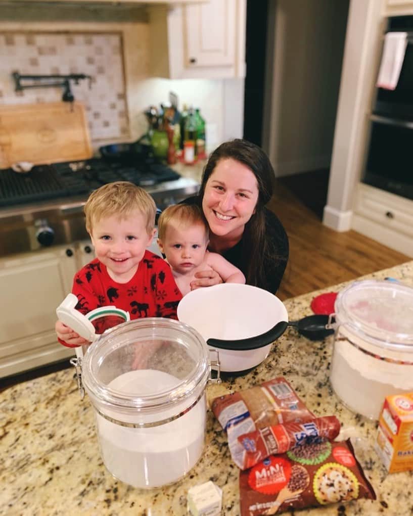 カーリー・パターソンのインスタグラム：「Making cookies or making a mess?!🤷🏻‍♀️」