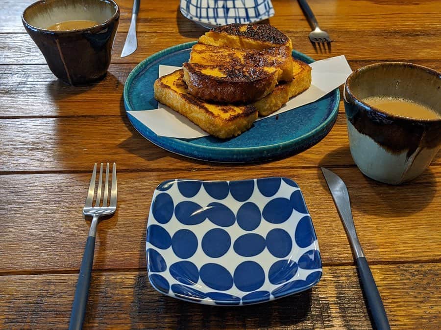 藤田敦子のインスタグラム：「ㅤㅤㅤ 【#blendakitchen 】 the other day… こんな日もあったよ。 ㅤㅤㅤ ✔︎平塚の美味しいパン屋さんの パンを使ったフレンチトースト ㅤㅤㅤ @yukowedding がフレンチトーストを上げていた日。 あまりに美味しそうで皆さん真似してらしたよう。 わたしも例に漏れず❤️笑 ㅤㅤㅤ つけ置きした卵液は、家に牛乳がないので @minorfigures_official のオーツミルクを使用。 これ、紹介したらめちゃ問い合わせくるんやけど 4/11〜ネットで販売スタートするみたい。 味、文句なくおいしいです。 この話は長くなるからまた改めて❤️ ㅤㅤㅤ そして何よりたまには小麦😘💕 冷凍してたおいしいパンを使いました🤤 ㅤㅤㅤ ほんとはパンもパスタもうどんも大好き！ (わたしのパスタ好きは巷じゃ有名な話です。 ↑巷ってだれって話やけどな) たまに爆発的に食べたくなるから 普段は我慢の子なのだす。 ちなみにわたしの場合、小麦を食べることで 花粉症などのアレルギー症状が 出やすくなるのでやめてるだけでやんす♪」