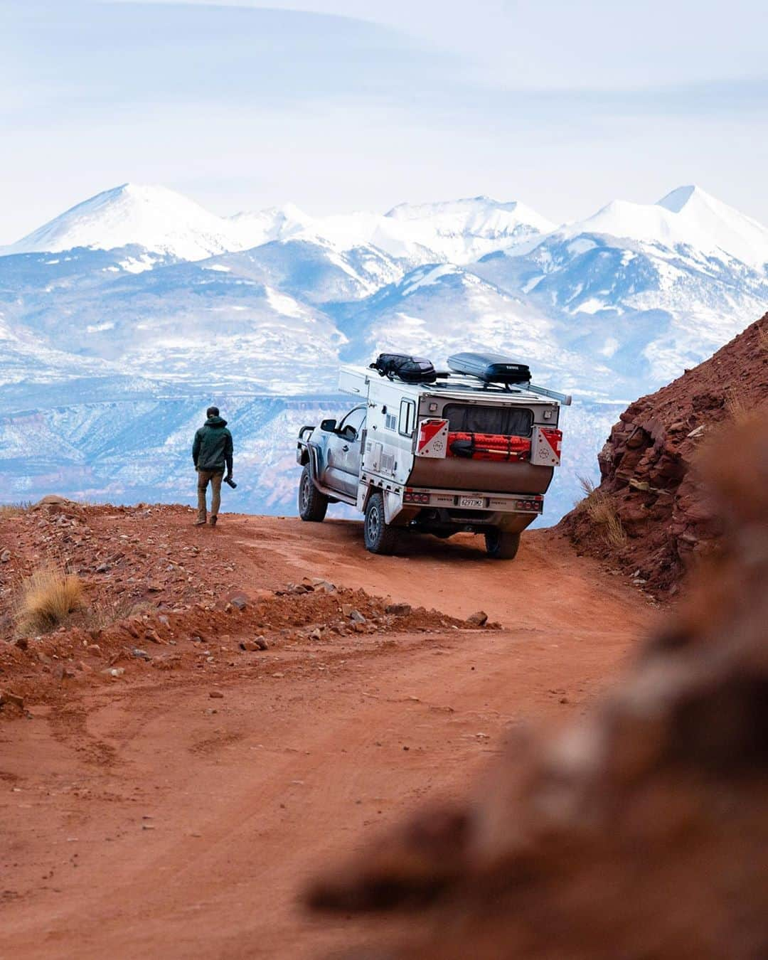 Travis Burkeのインスタグラム：「Lately I’ve really been missing my home on wheels. I would have taken the time to ship it down to New Zealand had I know I’d be here forever 🤣. For now, here are some adventures from the archives on a trip we took just before flying down here. @fourwheelcampers making living off the grid a dream 🙌🏼👊🏼. #apocalypserig #adventurevehicle #fwc #vanlife #trucklife」