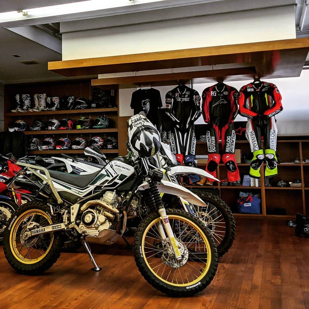 山下晃和さんのインスタグラム写真 - (山下晃和Instagram)「【MOTO】REIVLOG STUDIOはたしかにセロー250のいなたい雰囲気を完全に消し去り、崇高なオフ車にしてくれるなぁ  モデルのREN小林氏が語るのも納得  REI福地氏には感謝しかない  猛烈におヒマな私にとって神が降りて来たに等しい  また、不要不急不モトの外出令が解かれたら、この楽園に向かってスロットルを開けよう👼  Scotty氏とニューエラのキャップについて2時間語ろう  @reifukuchi  @ren19790209  #moderize #モデライズ #moto #セロー250 #ツーリングセロー #serow #serow250 #セローは平穏 #セローのエンジンはマイルド #カレーで言うと甘口 #セロ内寂聴さんのお言葉 #YAMAHAが美しい #YAMAHA #ツーリング #JAPAN #TOKYO #ピザ #盆栽セロー #アライヘルメット #araihelmet #セロー爺さん #XT250」4月7日 9時34分 - travel_akikazoo