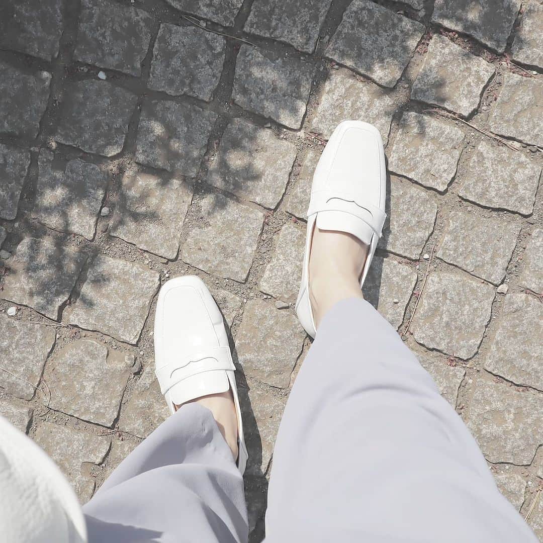 Eri Satoのインスタグラム：「アウトレットシューズ( @outletshoes_official )のバブーシュ キレイめなのにカジュアル感もあるから どんな服でも合うの💛 履き心地も柔らかくて よく履いてます😍 · 本日旦那がリモートワーク！！ 営業マンだからやらないと思ってた笑 家の中だけどスーツ着てて偉い😂 · #バブーシュ#春コーデ#アウトレットシューズ #outletshoes_life #fashion#ootd#outfit#code#coordinate#style#ファッション#コーディネート#コーデ#プチプラ#プチプラコーデ#シンプルコーデ#mamagirl#locari#ママファッション #partegram #l4like#カジュアル#あしもと倶楽部」