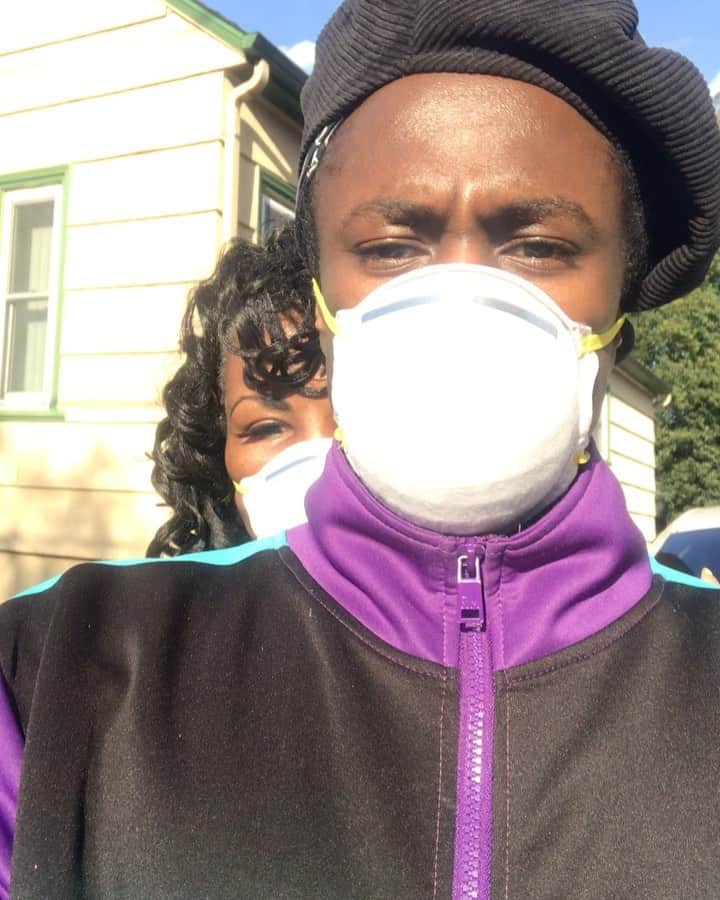 JONTE’のインスタグラム：「Yes, be blessed 🙏🏿 💨 . Lil Outside #quarantinewithme stroll on this beautiful day in the hood. W/ @missmoaning Smelling the 🌸 & 🌲’s . Spotted a lot of 🐝🐝🐝🐝’s . That’s a good sign 💕#OHBEAUTY #GODSGOODTHO #YESBEBLESSED」