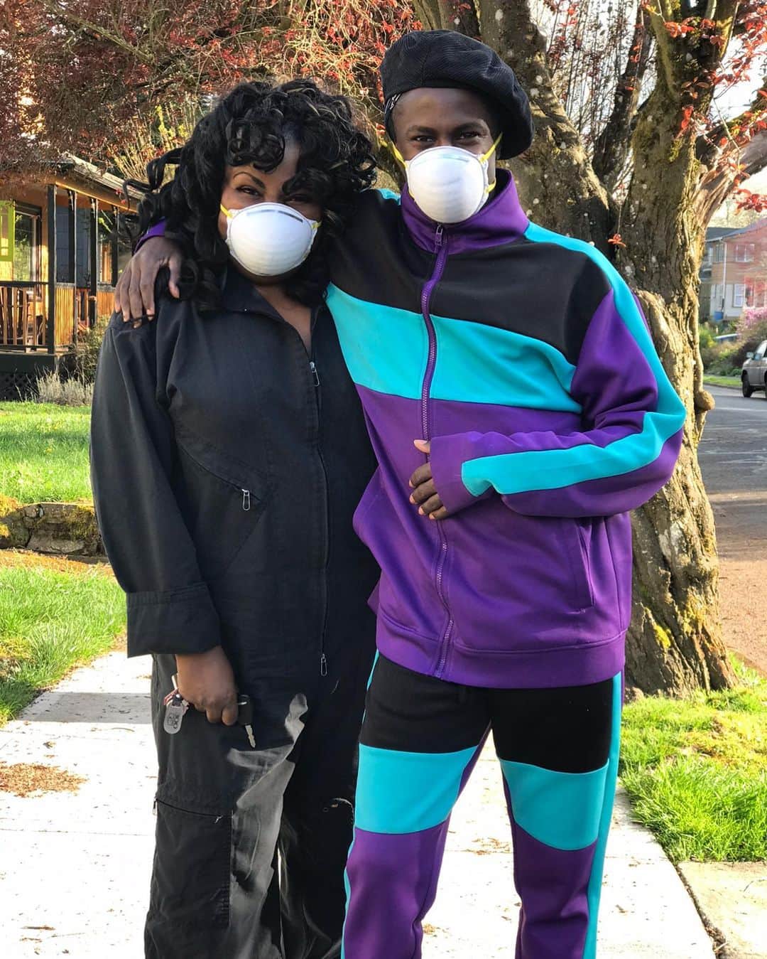 JONTE’さんのインスタグラム写真 - (JONTE’Instagram)「Yes, be blessed 🙏🏿 💨 . Lil Outside #quarantinewithme stroll on this beautiful day in the hood. W/ @missmoaning Smelling the 🌸 & 🌲’s . Spotted a lot of 🐝🐝🐝🐝’s . That’s a good sign 💕#OHBEAUTY #GODSGOODTHO #YESBEBLESSED」4月7日 10時09分 - hellojonte