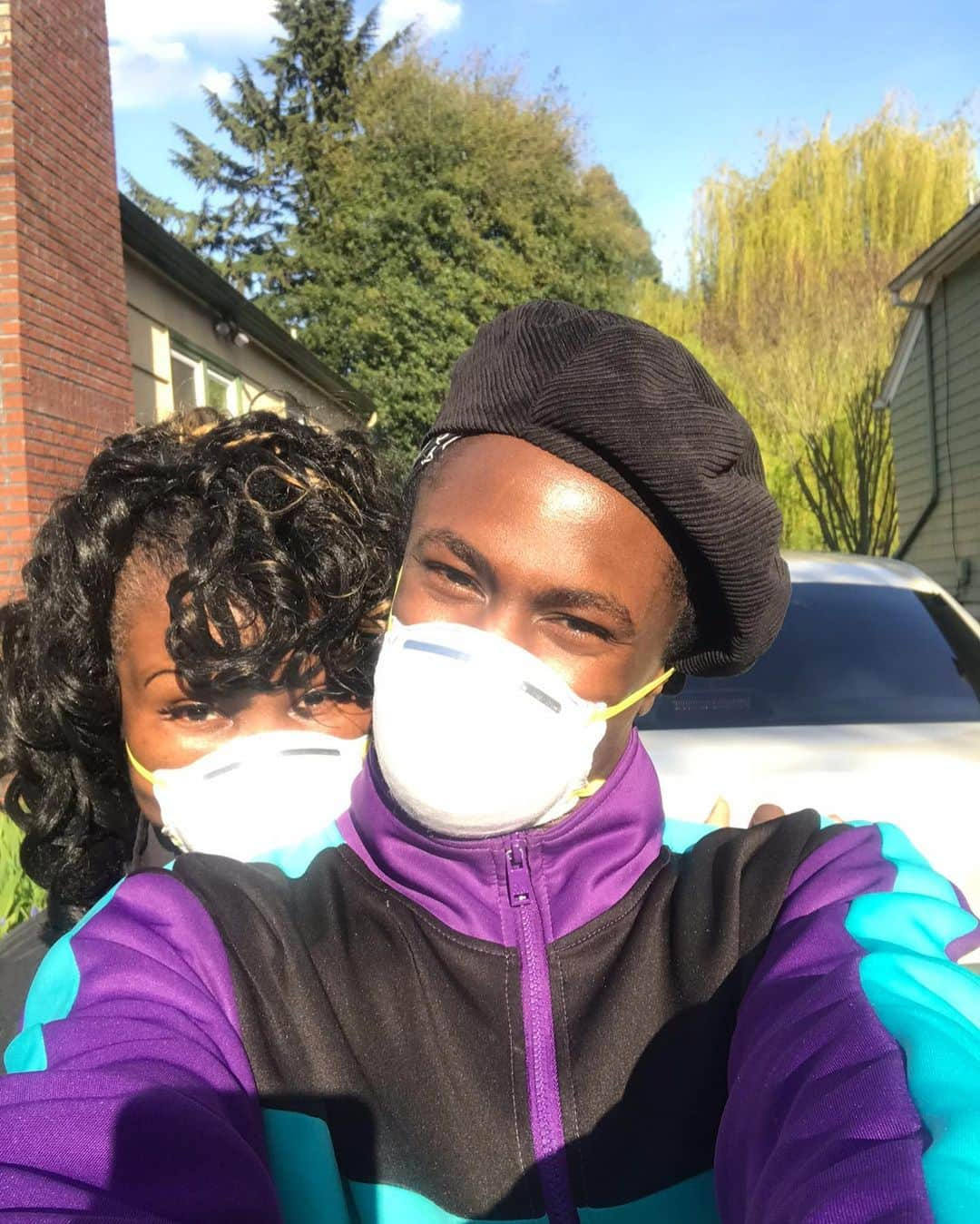 JONTE’さんのインスタグラム写真 - (JONTE’Instagram)「Yes, be blessed 🙏🏿 💨 . Lil Outside #quarantinewithme stroll on this beautiful day in the hood. W/ @missmoaning Smelling the 🌸 & 🌲’s . Spotted a lot of 🐝🐝🐝🐝’s . That’s a good sign 💕#OHBEAUTY #GODSGOODTHO #YESBEBLESSED」4月7日 10時09分 - hellojonte