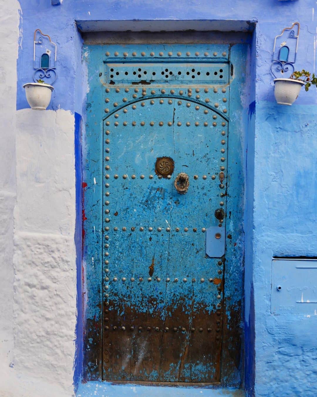 小林希さんのインスタグラム写真 - (小林希Instagram)「❤︎思い出トリップ❤︎﻿ モロッコのシャウエン。﻿ 青い町と称されるとおり、﻿ 町中はあお、あお、あお。﻿ さりげなく置かれたお土産は、﻿ 町のインテリア。﻿ ネコもたくさんいた。﻿ 1日5回鳴り響くアザーンをきいて﻿ 異国情緒満点でした。﻿ ﻿ 半日あれば回れるちいさな町だけど、﻿ およそ一週間滞在して、﻿ 写真を撮るか、ほとんどは文芸誌に﻿ 寄稿をたのまれた短編小説を書いてました。﻿ ﻿ こんな時だから、﻿ 旅の思い出に助けられます。﻿ 私は会社務めではないし、﻿ 旅の延長にある全てによって﻿ 仕事をさせていただいているので﻿ 他人事ではない現状ですが、﻿ いまは溜まっている原稿に集中して、﻿ なるべく家篭りをしようと思います。﻿ ﻿ 家にいても不安なのに、まして﻿ 外に出なくては仕事できない方は﻿ とてつもない恐怖の毎日だと思います。﻿ ﻿ 少しでも現実逃避できるよう﻿ 思い出の写真をアップしていきますね😊﻿ ﻿ ❤︎MEMORIES OF TRIP❤︎﻿ ﻿ Chefchaouen in Morocco﻿ It is known as blue city and covered in blue paint.﻿ Souvenirs placed casually was like interiors in the town.﻿ There were many cats.﻿ I heard azan ring five times a day and that's full of exotic atmosphere.﻿ ﻿ Though half a day should be enough,I stayed for about one week and I spent my time taking pictures and mostly writing a short story which a literary magazine asked me to write.﻿ ﻿ Memories of trip help us  in the time of hardships.﻿ I'm not company employee and I make a living by everything related to trip, so this is not just someone else’s business but I focus on backlog of work and I'll stay at home as much as possible.﻿ ﻿ I'm worried even at home,let alone I think people who have to work outside feel tremendous fear.﻿ For people who want to escape from reality even for just a bit,I'll post memorable photo😊﻿ ﻿ ﻿ #morocco #northafrica #chaouen #blue #北アフリカ#モロッコ#シャウエン#青い町#思い出トリップ#海外旅行#travel#trip#journey#旅行好きな人と繋がりたい #旅﻿」4月7日 10時13分 - nozokoneko