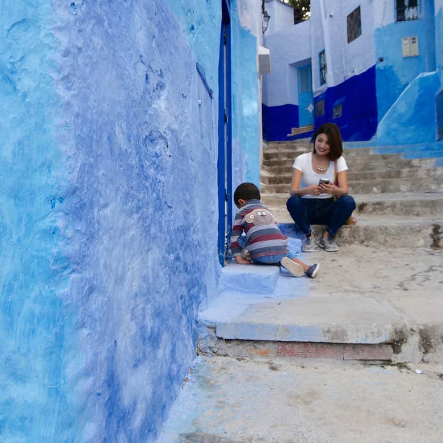 小林希さんのインスタグラム写真 - (小林希Instagram)「❤︎思い出トリップ❤︎﻿ モロッコのシャウエン。﻿ 青い町と称されるとおり、﻿ 町中はあお、あお、あお。﻿ さりげなく置かれたお土産は、﻿ 町のインテリア。﻿ ネコもたくさんいた。﻿ 1日5回鳴り響くアザーンをきいて﻿ 異国情緒満点でした。﻿ ﻿ 半日あれば回れるちいさな町だけど、﻿ およそ一週間滞在して、﻿ 写真を撮るか、ほとんどは文芸誌に﻿ 寄稿をたのまれた短編小説を書いてました。﻿ ﻿ こんな時だから、﻿ 旅の思い出に助けられます。﻿ 私は会社務めではないし、﻿ 旅の延長にある全てによって﻿ 仕事をさせていただいているので﻿ 他人事ではない現状ですが、﻿ いまは溜まっている原稿に集中して、﻿ なるべく家篭りをしようと思います。﻿ ﻿ 家にいても不安なのに、まして﻿ 外に出なくては仕事できない方は﻿ とてつもない恐怖の毎日だと思います。﻿ ﻿ 少しでも現実逃避できるよう﻿ 思い出の写真をアップしていきますね😊﻿ ﻿ ❤︎MEMORIES OF TRIP❤︎﻿ ﻿ Chefchaouen in Morocco﻿ It is known as blue city and covered in blue paint.﻿ Souvenirs placed casually was like interiors in the town.﻿ There were many cats.﻿ I heard azan ring five times a day and that's full of exotic atmosphere.﻿ ﻿ Though half a day should be enough,I stayed for about one week and I spent my time taking pictures and mostly writing a short story which a literary magazine asked me to write.﻿ ﻿ Memories of trip help us  in the time of hardships.﻿ I'm not company employee and I make a living by everything related to trip, so this is not just someone else’s business but I focus on backlog of work and I'll stay at home as much as possible.﻿ ﻿ I'm worried even at home,let alone I think people who have to work outside feel tremendous fear.﻿ For people who want to escape from reality even for just a bit,I'll post memorable photo😊﻿ ﻿ ﻿ #morocco #northafrica #chaouen #blue #北アフリカ#モロッコ#シャウエン#青い町#思い出トリップ#海外旅行#travel#trip#journey#旅行好きな人と繋がりたい #旅﻿」4月7日 10時13分 - nozokoneko