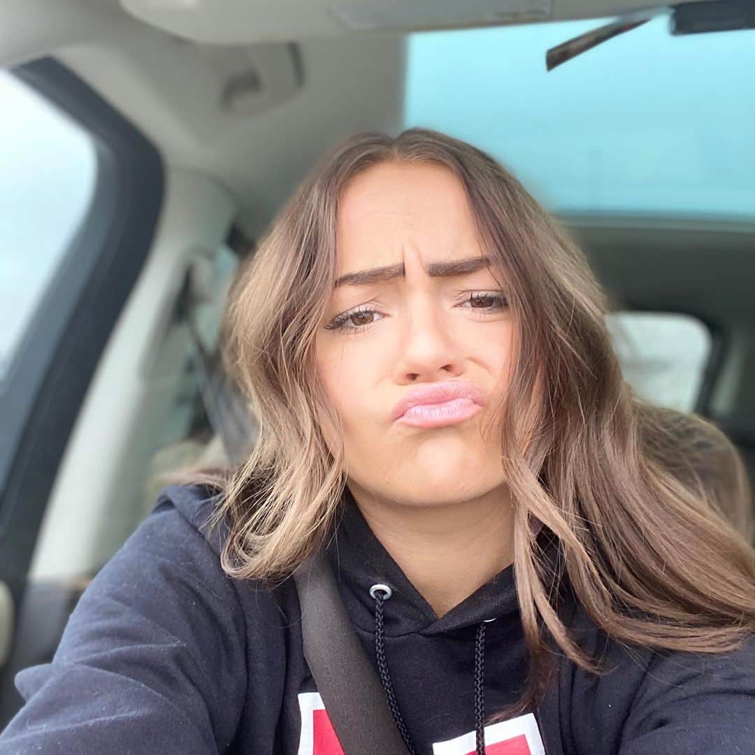 ミッチェル・マネーのインスタグラム：「Brielle is doing well today! Her numbers have been averaging around 16 with a few random spikes.  She seems to be heading in the right directions where we will not need to take other measures to keep this pressure down! Thank God! We are waiting to see that number get down into the single digits and stay there for a solid day before taking her off these meds keeping her sedated.  In typical Brie fashion, she is doing things her way! 😉 I am honoring that process as best as I can.  We all miss her and wish we were goofing off together, but she needs to do what works for her and her body right now.  I believe Brielle is healing not only her physical body, but her spirit as well.  She has been through so much and experienced a lot of pain that I think she is sorting out right now. Those of you who know Brielle well, know that she is an old soul.  Going through adolescence and teenage years has been difficult for her spirit.  I have watched her fight a hard battle with trying to navigate life as a teenager while feeling so deeply and and seeing things in an incredibly mature way.  She is incredibly sensitive to energy. The balance has been difficult.  I do believe strongly that she wants to live her life here on earth and I trust that she will make that happen when its right for her.  In the meantime, I am doing some soul searching and a lot of pondering and processing.  There is an amazing opportunity for us as a collective to take this much needed time to heal our own wounds.  We owe it to ourselves but we also owe it to our children.  While we are all at home quarantined, maybe we can take some time to connect with our higher self and see the places in our life where we need to heal.  Write the letter, make the phone call, have the hard conversation and do the work. The only way out is through.  A lot of things are going to be changing for me.  More compassion and forgiveness for others but most importantly, for myself.  Mom guilt is so real and so painful. It causes us to make decisions based on fear.  It is time to let that shit go.  It is causing more pain and anxiety than it is helping.  I see that clearly.  Let’s pray for healing on all levels for all of us❤」