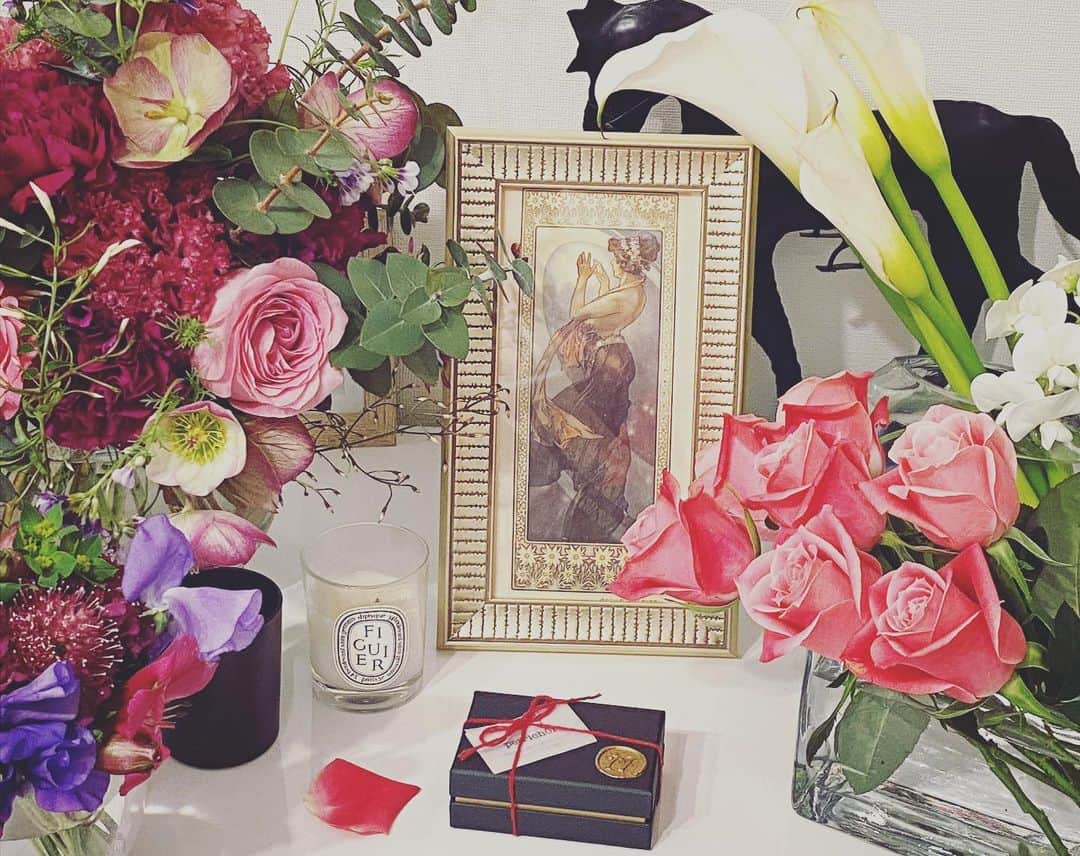 藤森香衣さんのインスタグラム写真 - (藤森香衣Instagram)「花を組み直す。 ・ 毎週、こんなにお花があったら良いなぁ。  #flower #loveyourself  #花 #はなのあるくらし  #ばら #ブーケ #花束」4月7日 10時34分 - kaefujimori