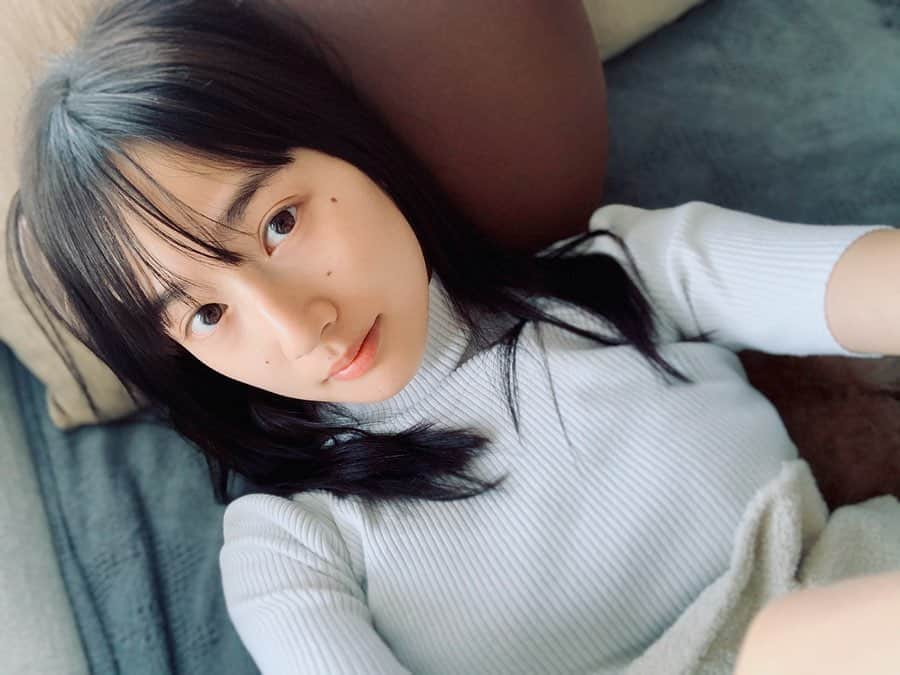 高嶋香帆のインスタグラム：「‪こんな時だからこそ、しっかりSNS更新しないとなって。‬ ‪自分に今出来る細やかなことが大事かなって😊‬ . ‪自撮りをするしか芸がありませんもんで、リクエストなんか頂けたら嬉しいです✨‬ . ‪お答え出来るかはさておき！‬ . ‪三枚目の写真は昨日の晩酌。‬ ‪サワーには揚げ物が美味しい！‬ . . #おうち時間 #おうちごはん」