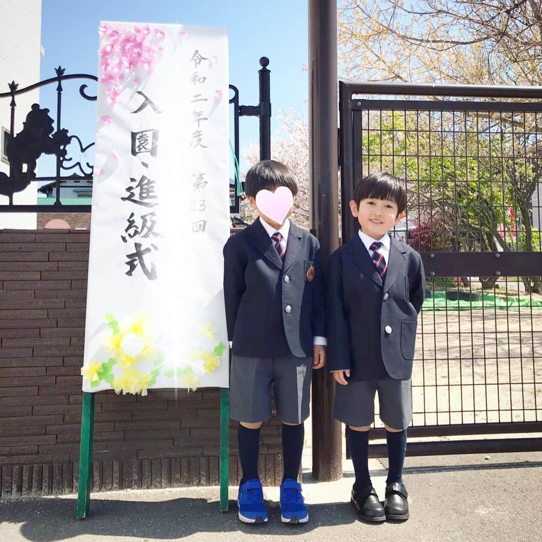 ryo0809appleさんのインスタグラム写真 - (ryo0809appleInstagram)「Congratulations! いよいよ、最年長児。 コロナの影響で昨日の進級式も縮小、クラス全員揃ってではなかったけど、年長さんになる自覚が本人の中に芽生えたようでした☺️ 最後の1年、お友達と一緒にいろんな事を楽しんで、君らしく過ごしてね！ ・ ・ ・ お友達のママのInstagramで知った、福岡市長もシェアしてるYouTuberのムギタローさんのコロナについての動画。 見たけどめっちゃわかりやすかったです！ 是非色んな人に見てほしいです。 『ムギタロー』で検索したら出てきます👇🏼 東大生ムギタローがわかりやすく教えるコロナの話 https://youtu.be/poN_Mf1BaGg ・ ・ ・ #幼稚園最後 #進級式 #年長 #年長さん #congratulations」4月7日 10時54分 - ryo0809apple
